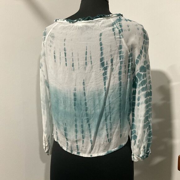 💜5/$25 large En Crėme Blouse - Picture 3 of 3